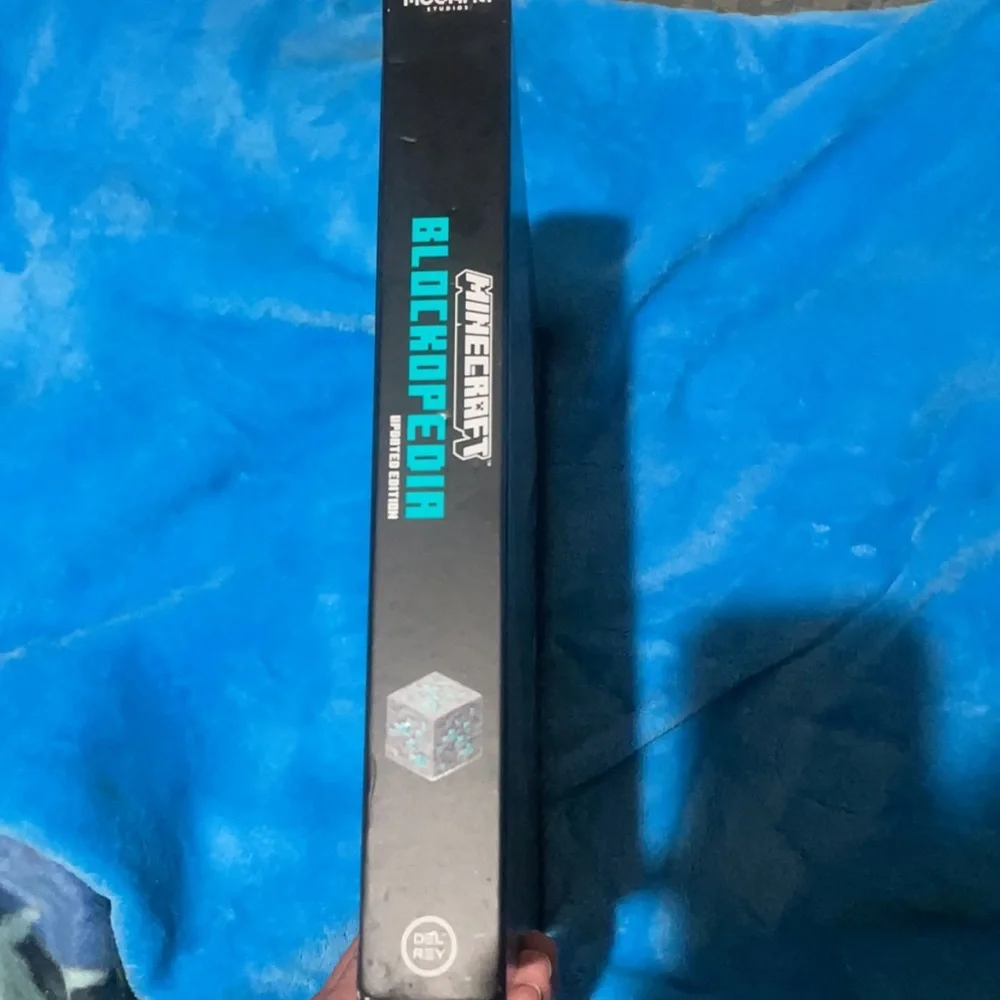 NEW! Minecraft : Blockopedia: Updated Edition Never Used! Only opened for photos